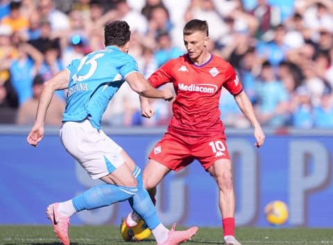 Fiorentina battuta a Napoli (2-1) ma nel finale sfiora il pareggio. Viola in ripresa: segnali per il Pana. Pagelle