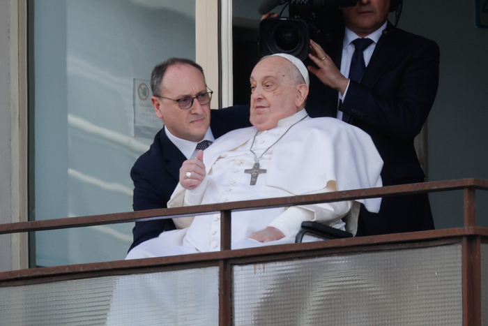Papa Francesco: lascia il Gemelli e torna in Vaticano. Prima saluta la folla dal balcone del Gemelli e parla di pace