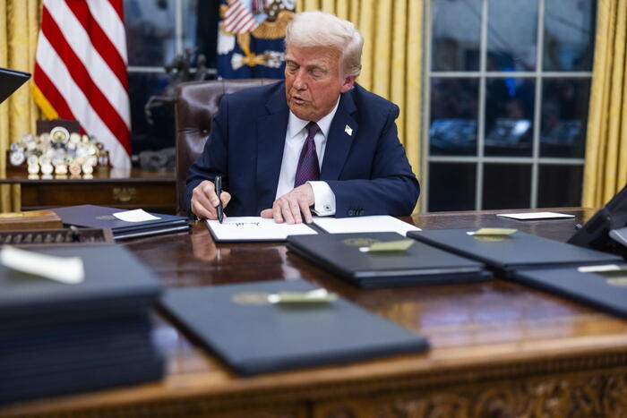 Trump, dazi del 50% sull’acciaio e l’alluminio dal Canada. E minaccia: “Farò chiudere il settore auto”