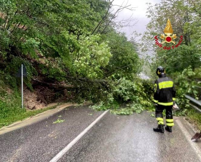 Maltempo: isolate 99 persone nel Mugello a causa delle frane. 251 gli evacuati. Le strade ancora bloccate