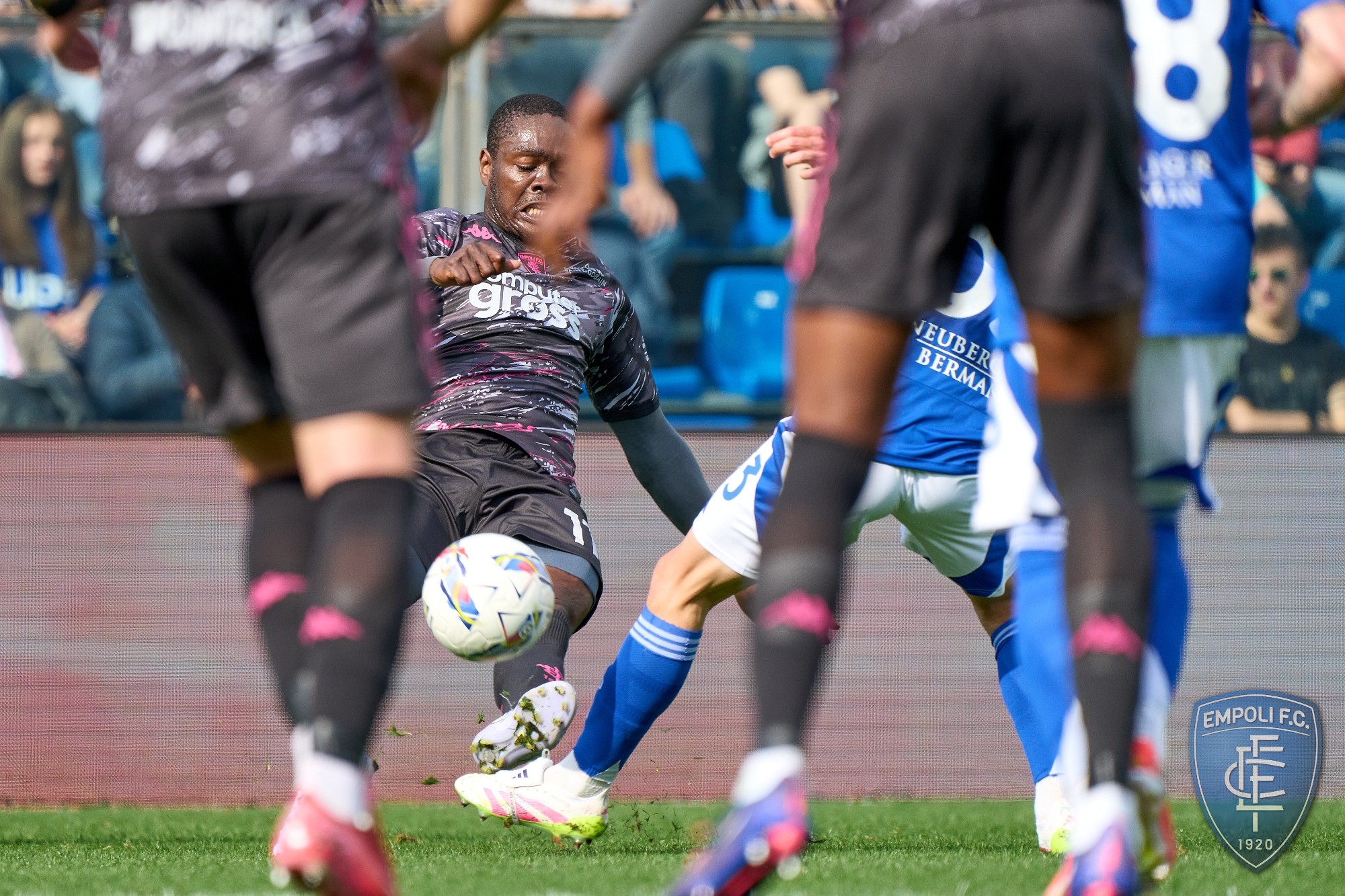 Empoli, pari a Como: 1-1. Kouamè segna, poi si mangia il raddoppio. Espulso Fazzini. Pagelle