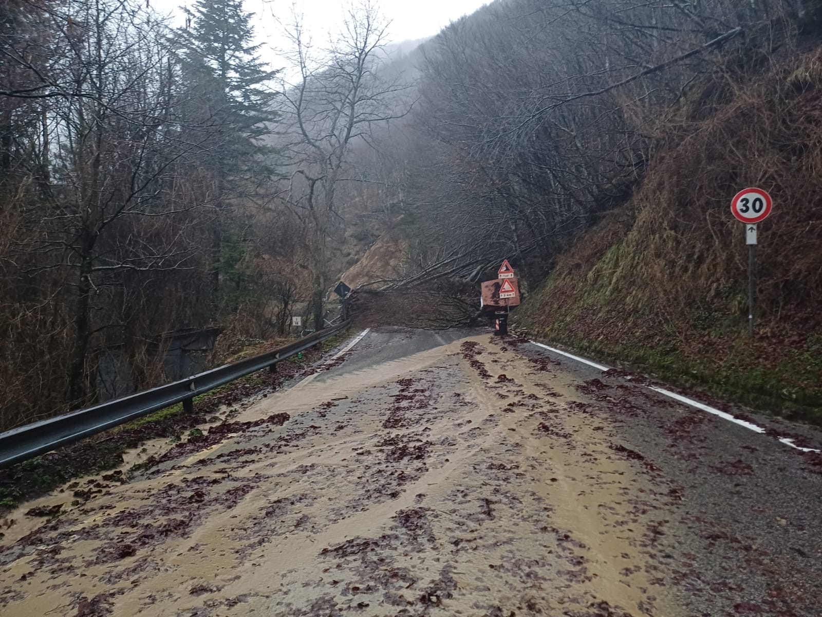 Maltempo in Toscana: a Vaglia resta chiusa la Bolognese. Stop ai treni per il Mugello