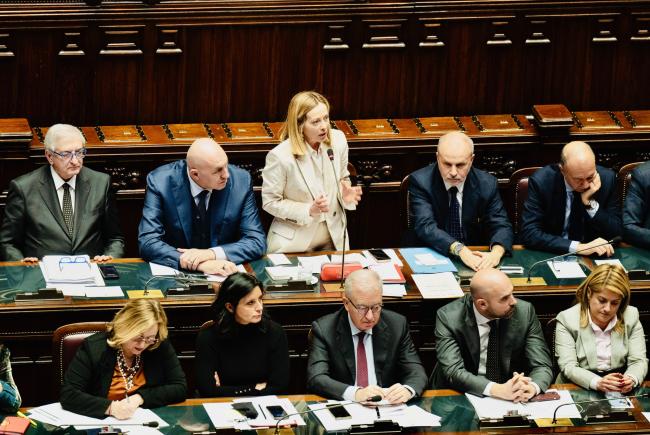 Meloni cita il manifesti di Ventotene: “Questa non è la mia Europa”. Poi vola a Bruxelles. Scintille alla Camera