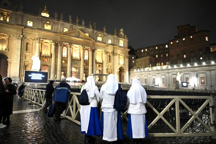 Papa Francesco e il messaggio audio ai fedeli in piazza San Pietro: “Grazie per le vostre preghiere”