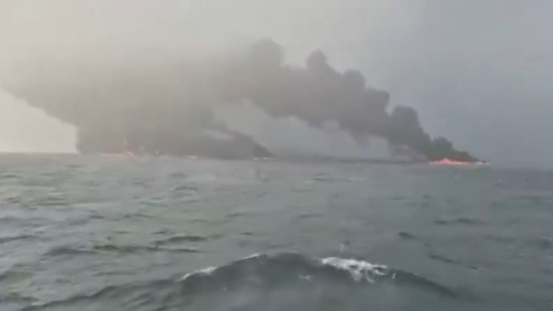 Regno Unito, collisione tra petroliera Usa e cargo nei Mari del Nord. Fiamme a bordo, rischio inquinamento