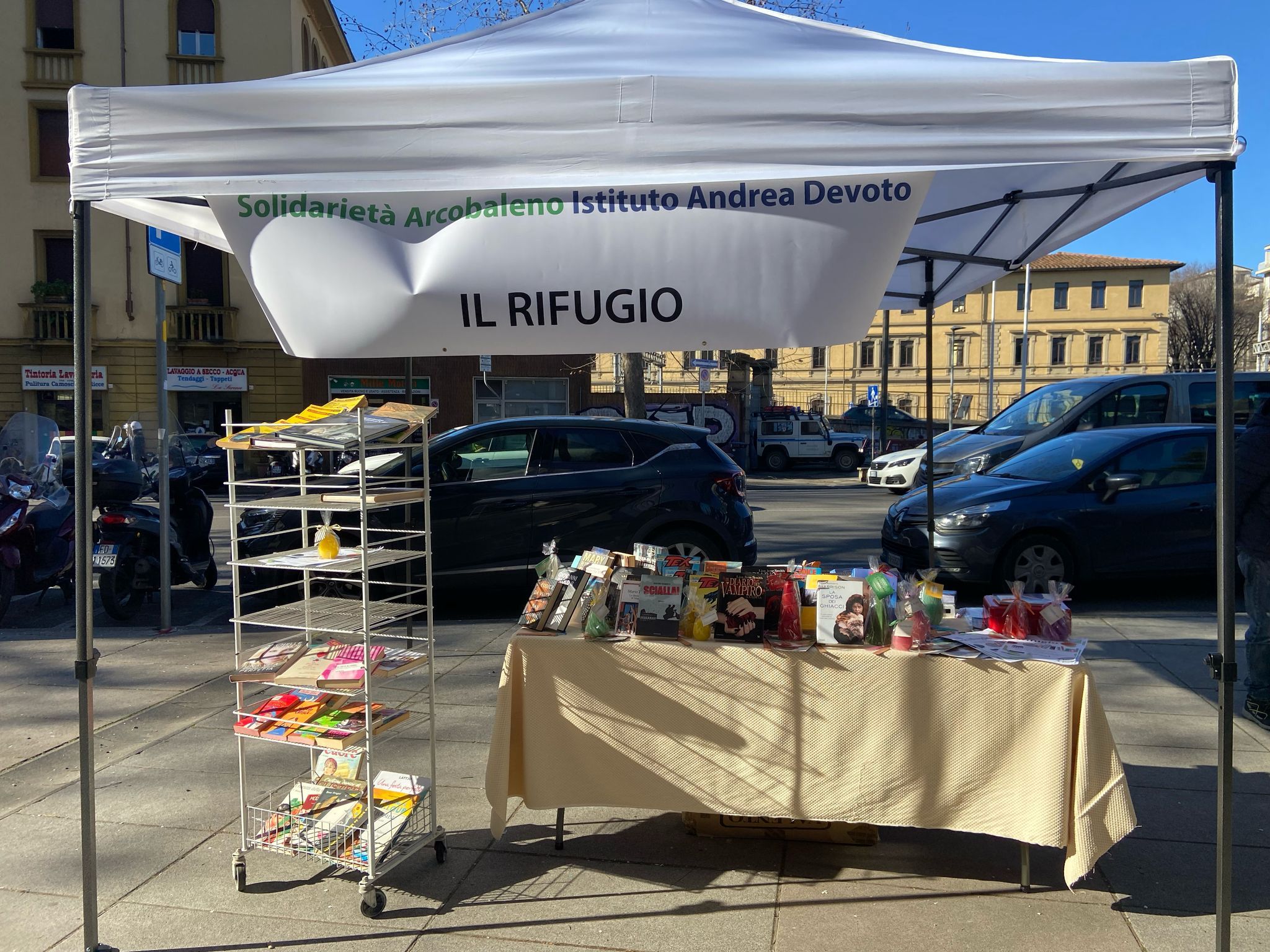 Firenze, Mercato delle Cure: arriva il banco del senza tetto Marco, già “libraio del sottopasso”
