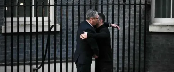 Starmer abbraccia Zelensky: “Con voi fino alla fine”. Anche Re Carlo lo vuole incontrare. E a Londra arrivano i leader europei