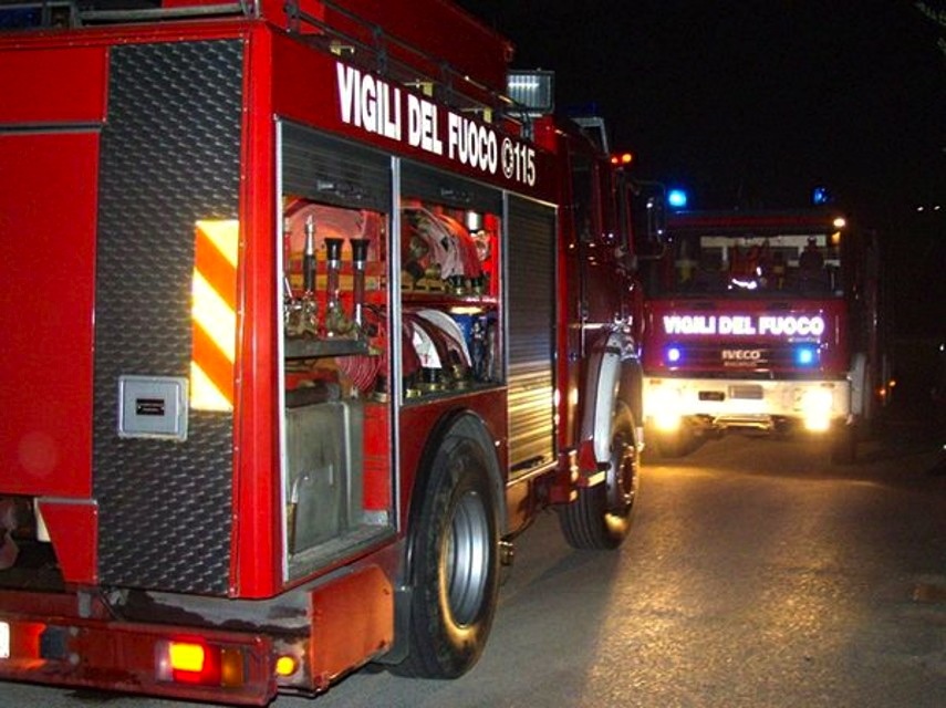Livorno: paura per l’incendio di un mobilificio in centro. Palazzo evacuato