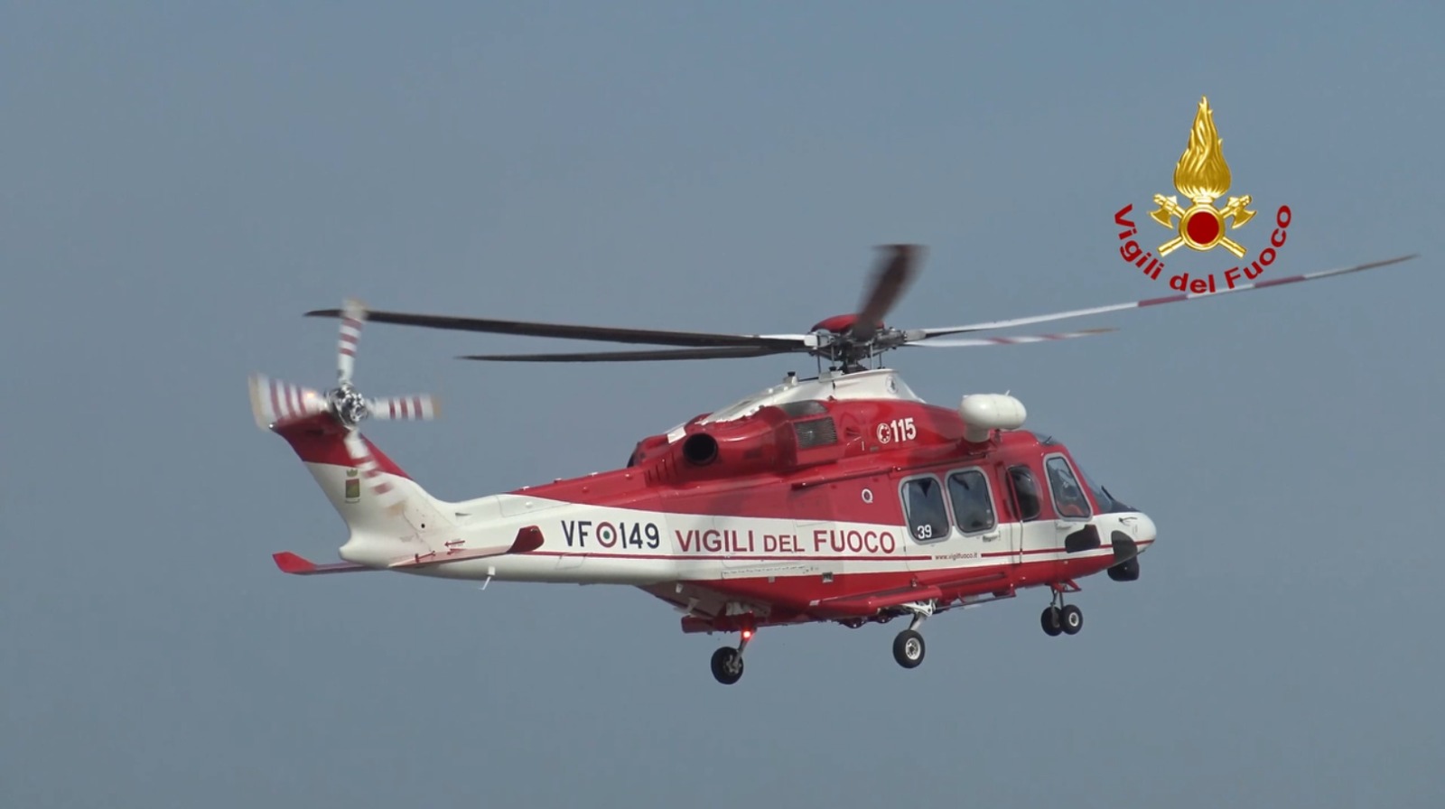 Firenzuola: auto finisce in un dirupo e resta in bilico su un albero. Conducente incastrato soccorso dai vigili del fuoco