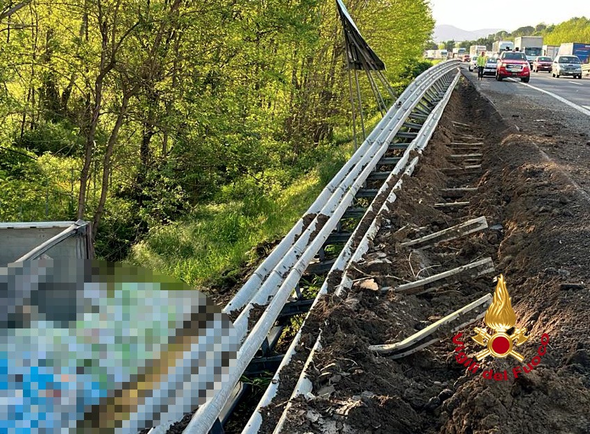 Autostrada A1: tir carico di farina sbanda e finisce in una scarpata all’altezza di Figline Valdarno