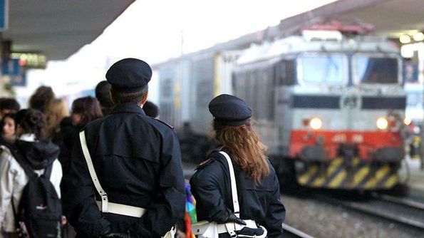 Treni: fiamme nel Firenze-Viareggio. Passeggeri a terra. Caccia ai vandali attraverso le telecamere