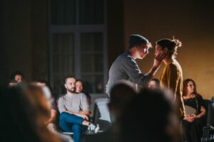 Una storia di bullismo tra adolescenti nel testo cult di Dennis Kelly “D.N.A”