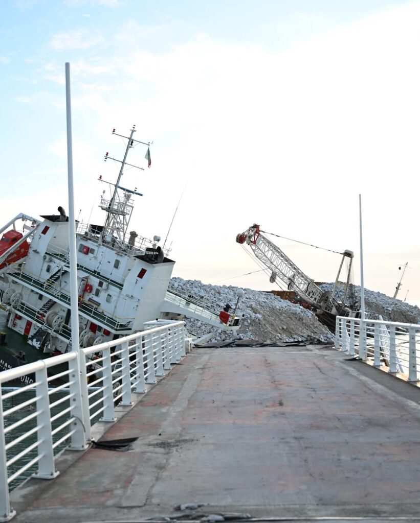 Marina di Massa, nave incagliata: interdetto per tre mesi il tratto di mare davanti al pontile