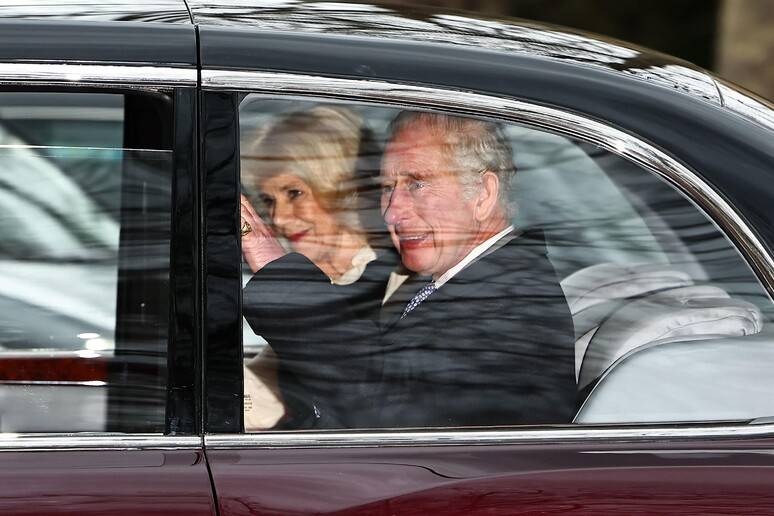Re Carlo e Camilla arrivati a Roma. Incontreranno Mattarella e la Meloni