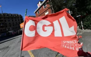 Firenze: pannelli cadono dal soffitto di una piscina. Colpita un’atleta, che non ha riportato danni gravi