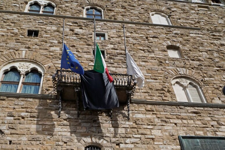 Morte Papa Francesco, Firenze: Palazzo Vecchio espone il drappo nero. Sindaca con Gambelli, Elzir e Piperno