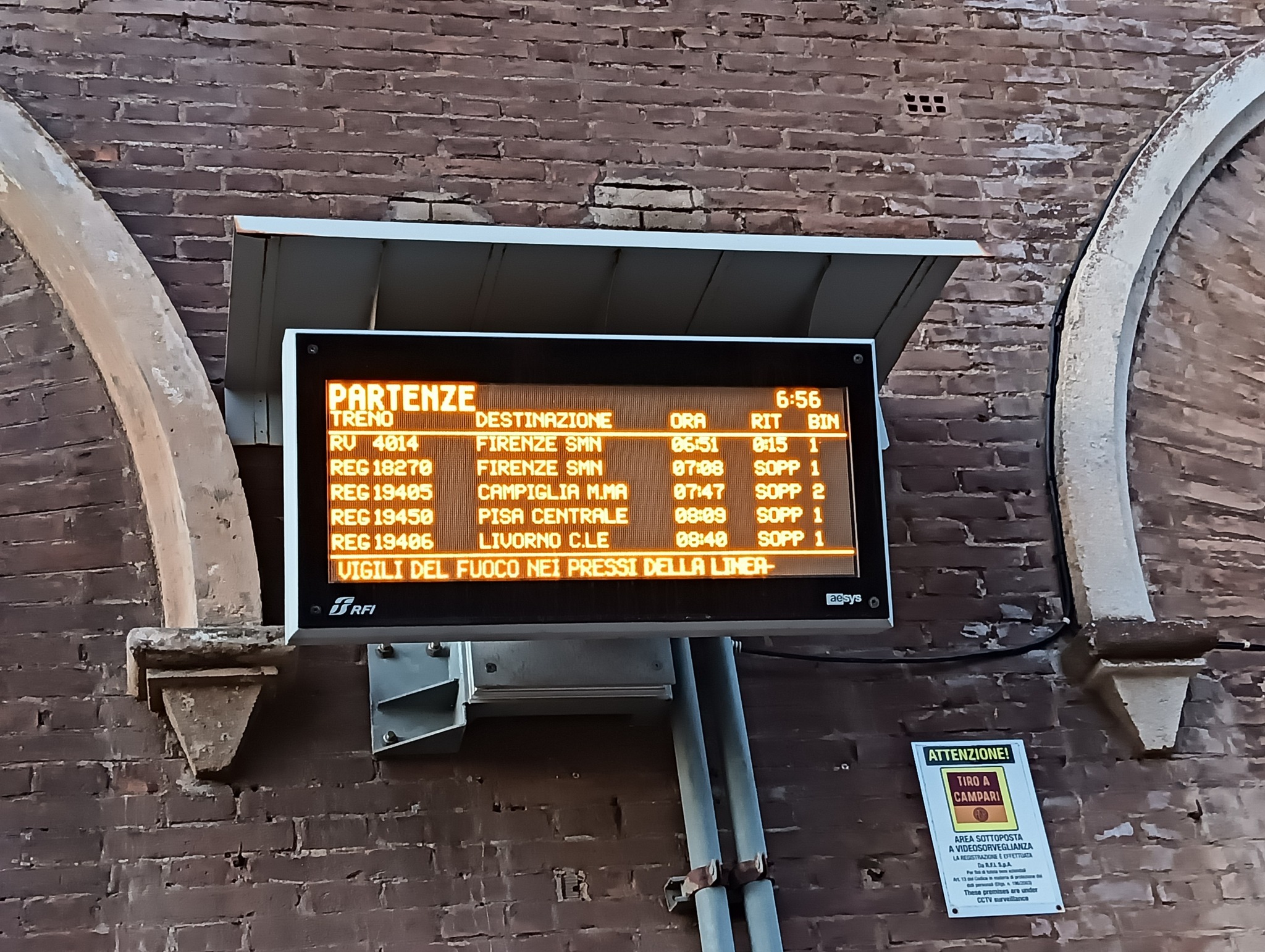 Treni: incendio sui binari fra Livorno e Quercianella. Ipotesi dolo
