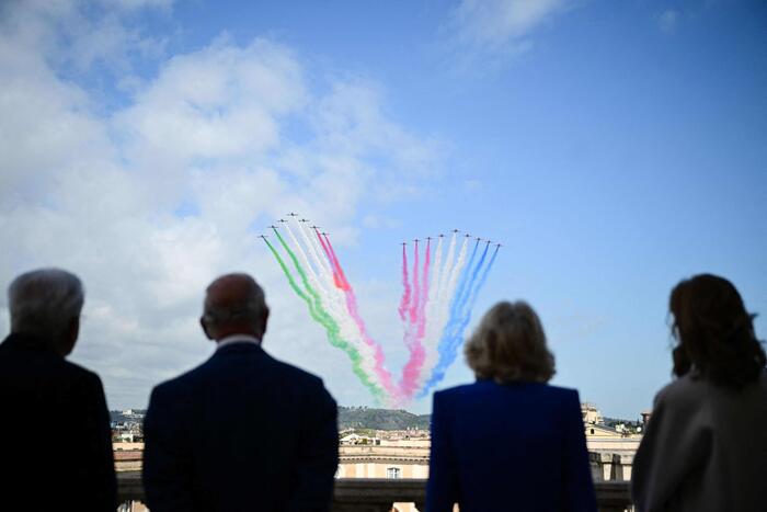 Re Carlo al Quirinale da Mattarella con Camilla: lo spettacolo delle Frecce Tricolori