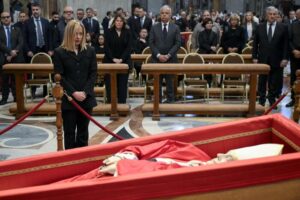 Papa Francesco: l’abbraccio dei fedeli. Omaggio di Meloni (video). Funerali: Russia con la ministra. La lista di reali e premier