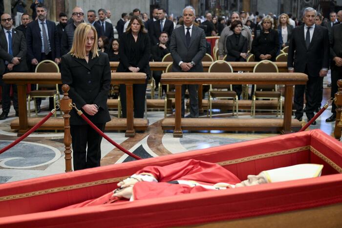 Papa Francesco: l’abbraccio dei fedeli. Omaggio di Meloni (video). Funerali: Russia con la ministra. La lista di reali e premier