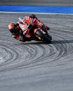 Moto, Gp Spagna: Marc Marquez domina e vince la sprint davanti al fratello Alex. Terzo Pecco Bagnaia