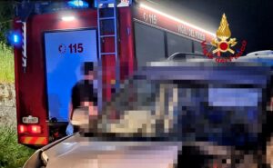 Dicomano: auto sbanda e finisce contro muro. Famiglia soccorsa dai vigili del fuoco