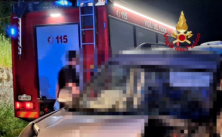 Dicomano: auto sbanda e finisce contro muro. Famiglia soccorsa dai vigili del fuoco