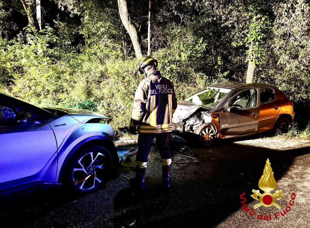 Riparbella: scontro fra auto, conducenti incastrati tra le lamiere soccorsi dai vigili del fuoco