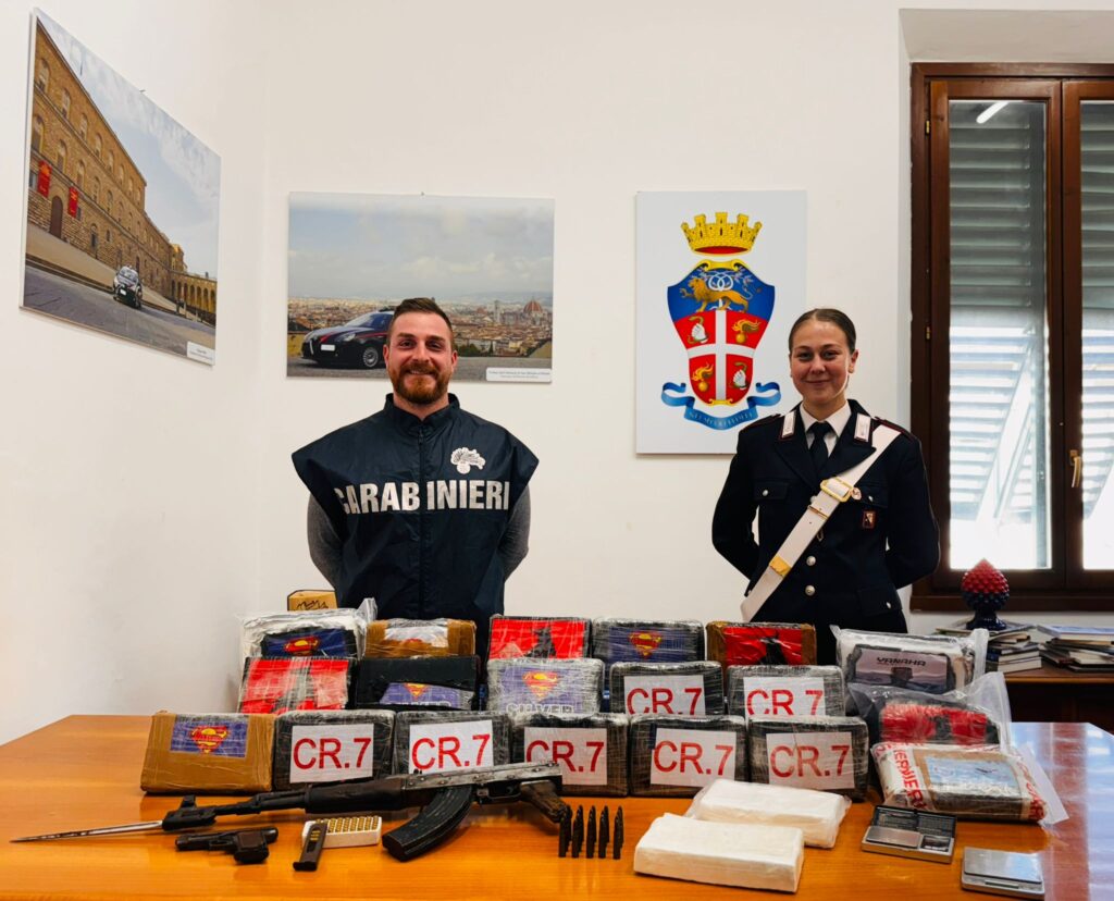 Firenze: nascondeva in casa 700 grammi di cocaina e una pistola. Arrestato 39enne