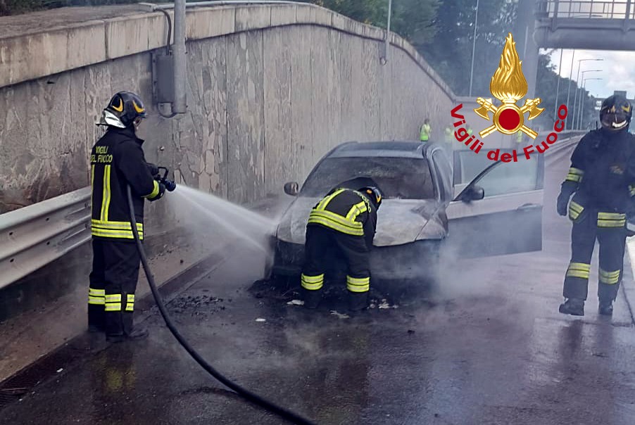 Autostrada A1: auto in fiamme a Barberino di Mugello. Traffico bloccato