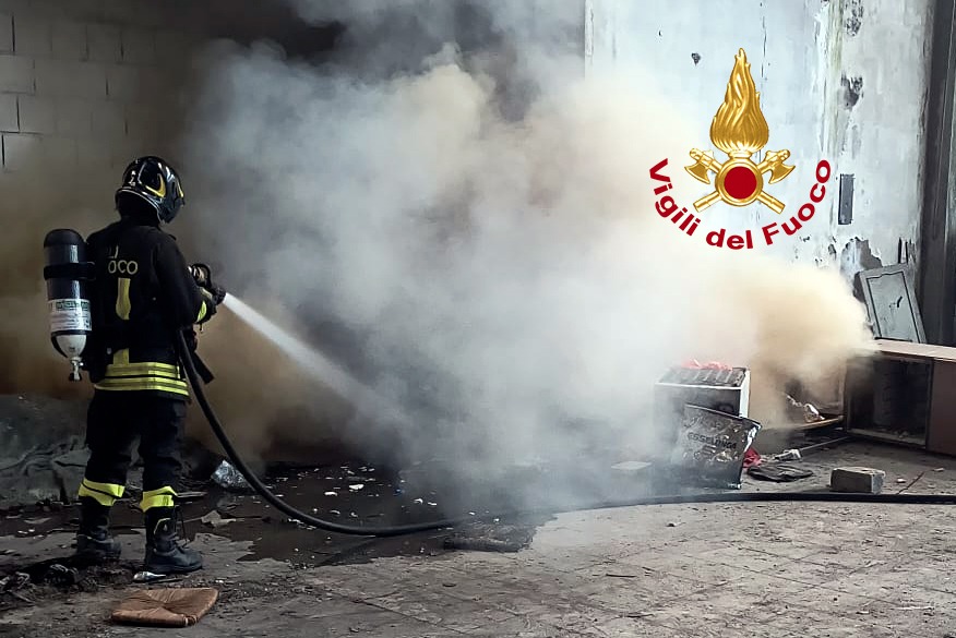 Firenze: fiamme all’ex mobilificio di viale XI Agosto