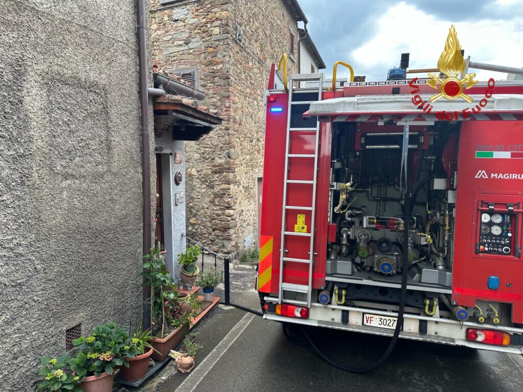 Arezzo: muore nell’incendio provocato in casa da un cortocircuito. Salva per miracolo una ragazza