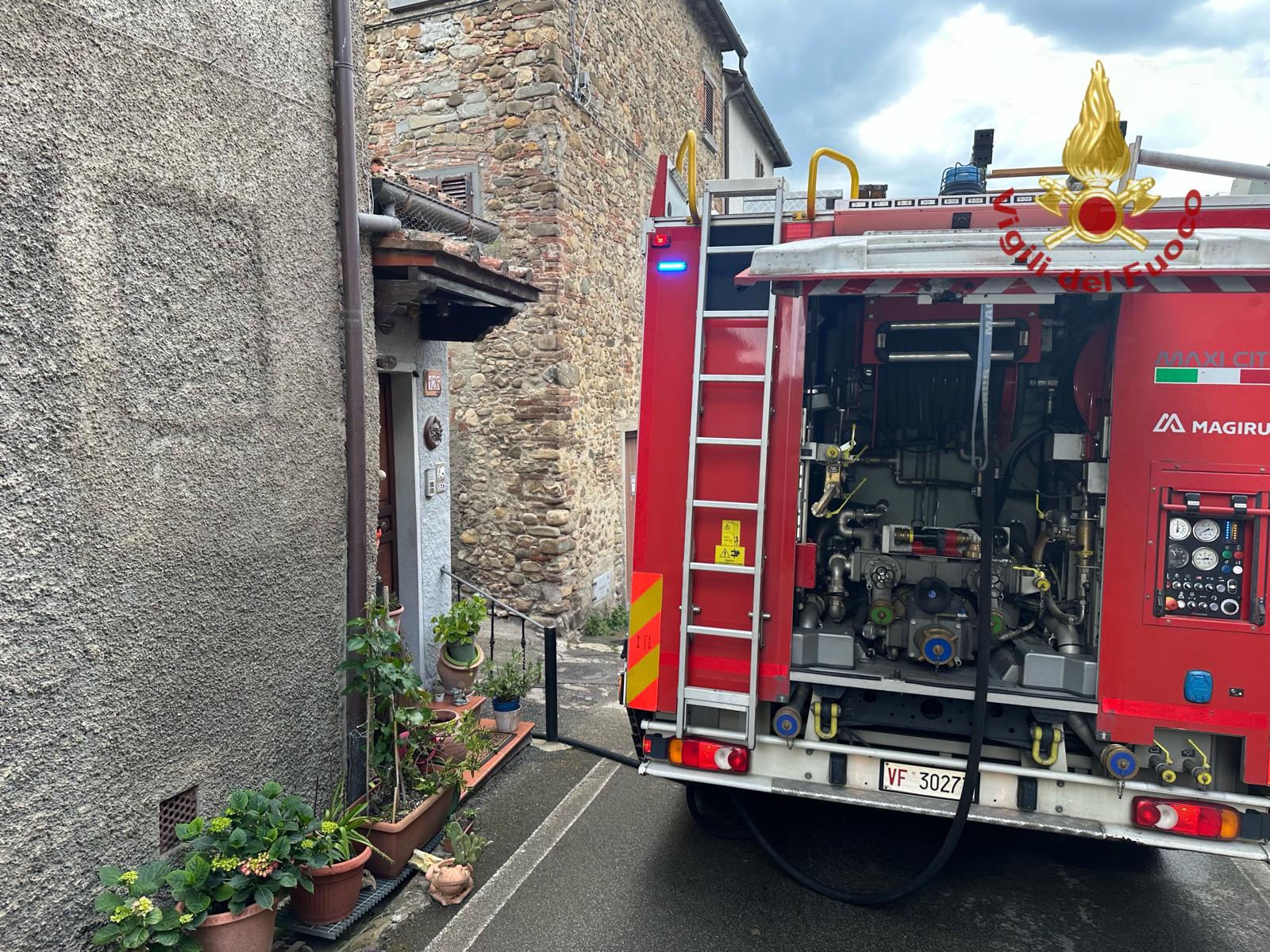 Arezzo: muore nell’incendio provocato in casa da un cortocircuito. Salva per miracolo una ragazza