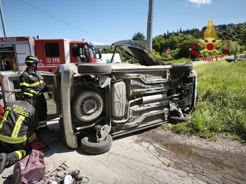 Arezzo: scontro fra auto, una si ribalta. Conducente ferito soccorso dai vigili del fuoco