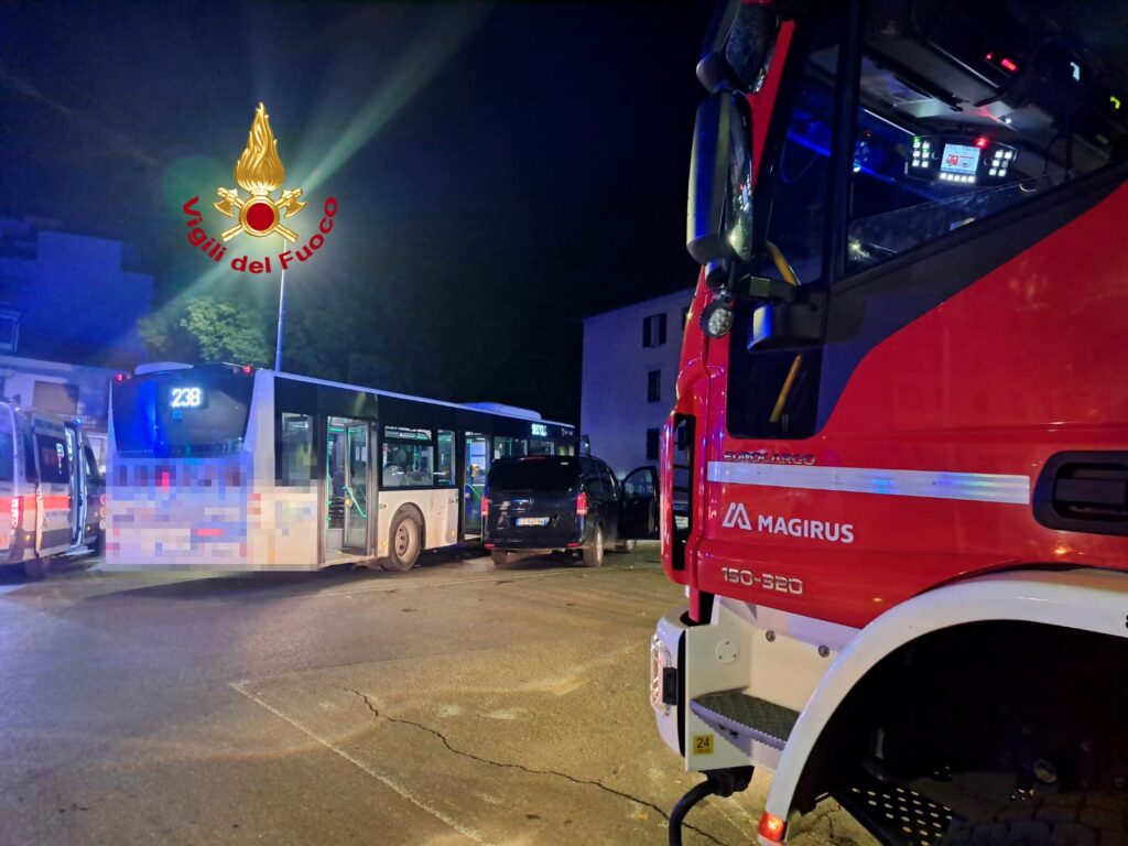 Firenze: scontro bus-van nella notte a Ponte di Mezzo. Un ferito