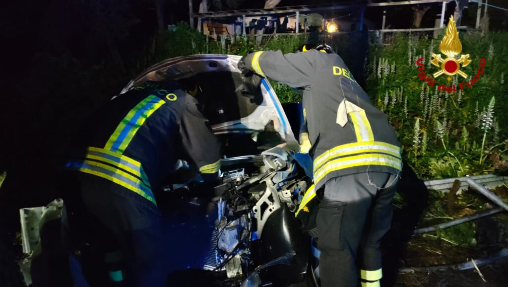 San Giuliano Terme, incidente: auto fuori strada in bilico sul pendio. Salvo il conducente