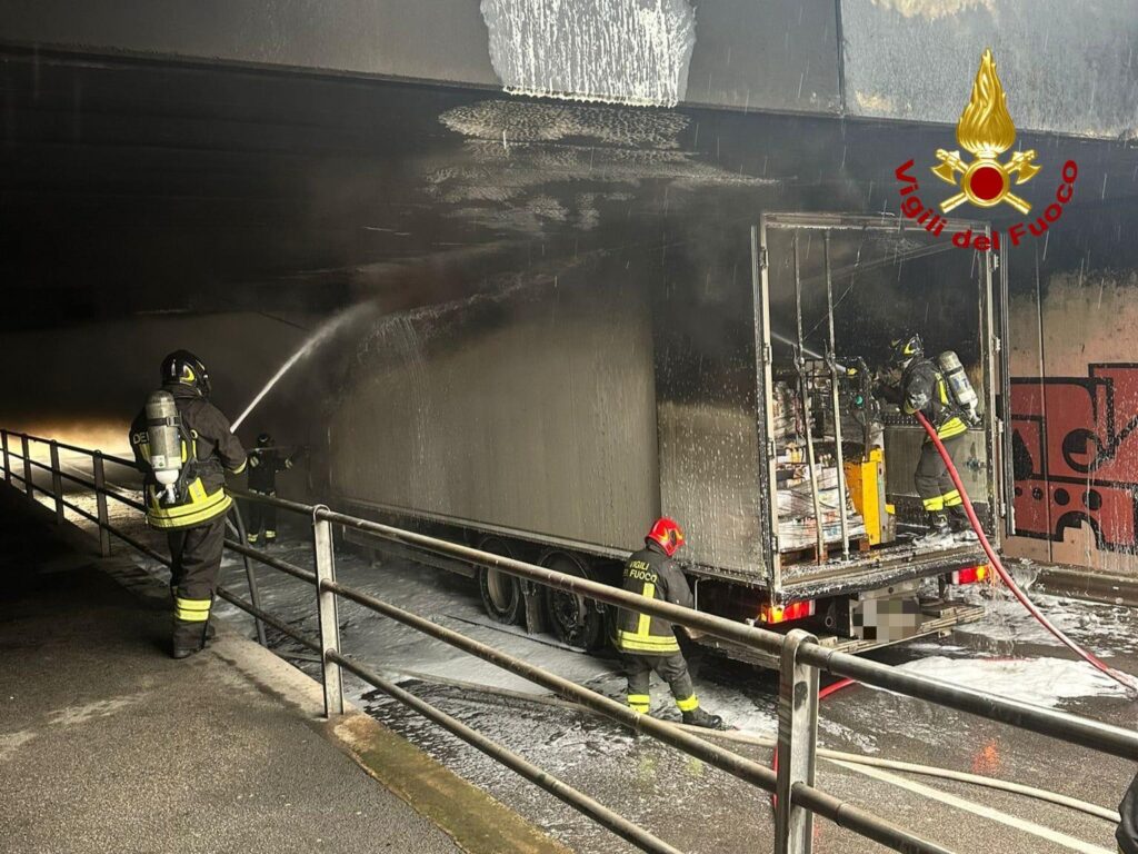 Pisa: tir in fiamme nel sottopasso, stop ai treni sulle linee per Lucca e Viareggio. Evacuata facoltà di Ingegneria