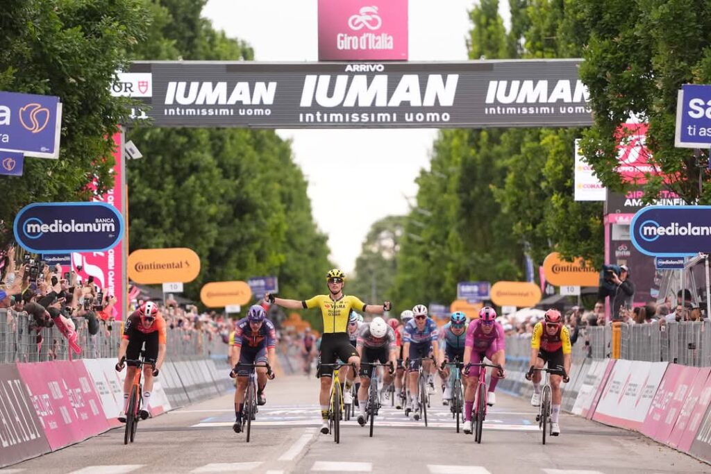 Giro d’Italia 2025: Kooij vince in volata la dodicesima tappa. Del Toro ancora in rosa