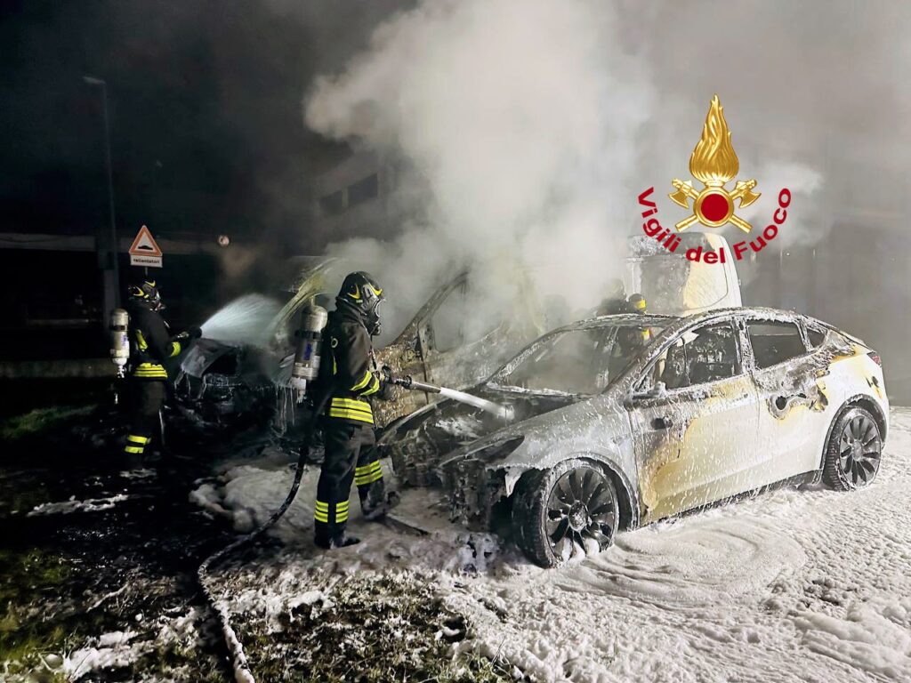 Sesto Fiorentino: incendio nella notte, distrutti due furgoni e un’auto elettrica (foto)