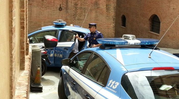 Campi Bisenzio: ruba in casa di un poliziotto. Tenta di fuggire tirando pugni e calci, ma viene bloccato