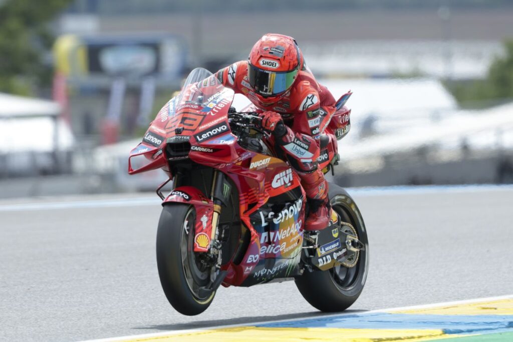 Marc Marquez vince anche la sprint di Le Mans, caduta per Bagnaia
