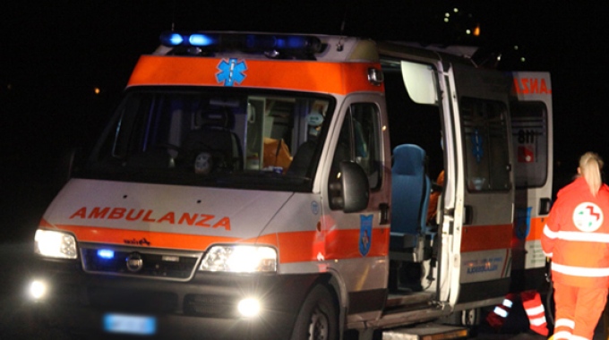 Firenze: donna investita in via Circondaria che finisce contro un semaforo. Ferito anche il conducente