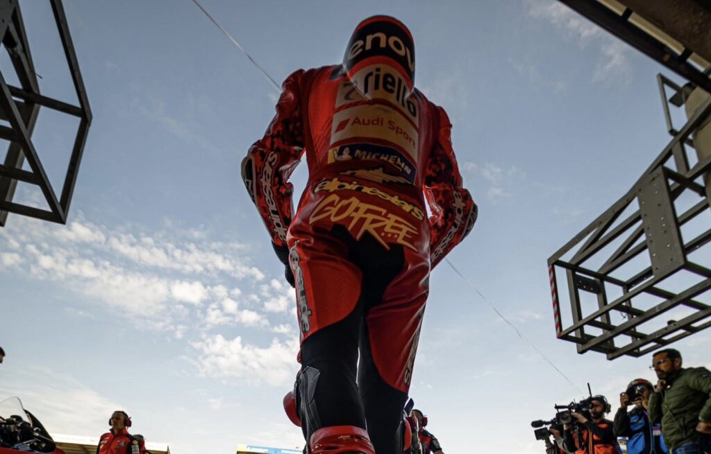 Moto, Gp Francia: Marc Marquez vince la sprint davanti al fratello Alex. Caduta per Bagnaia