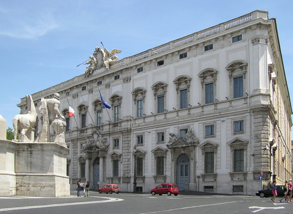 Bambini con due mamme: via libera della Consulta. La ministra Roccella: “Così si cancella un genitore dalla vita dei figli”