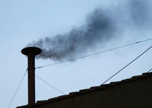 Conclave: prima fumata nera. Ma con grande ritardo. Ipotesi di rinvio della votazione