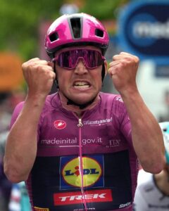 Giro d’Italia 2025: Pedersen, tappa e maglia rosa a Valona. Striscione per Evaristo Beccalossi: “Dai Becca”