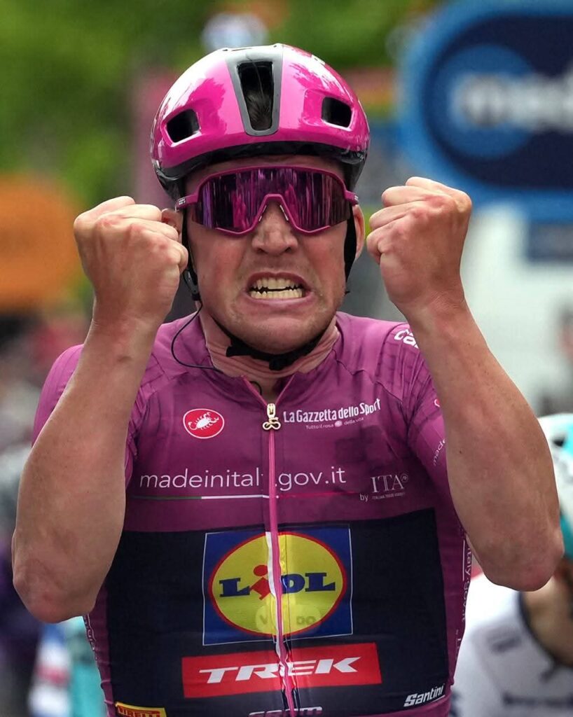 Giro d’Italia 2025: Pedersen, tappa e maglia rosa a Valona. Striscione per Evaristo Beccalossi: “Dai Becca”