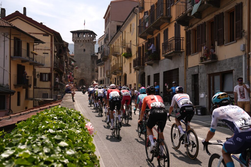 Giro d’Italia 2025: Harper vince in solitaria al Sestriere. Impresa di Yates, nuova maglia rosa