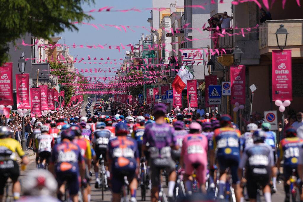 Giro d’Italia 2025: Van Uden vince in volata a Lecce. Pedersen resta maglia rosa anche se coinvolto in due cadute