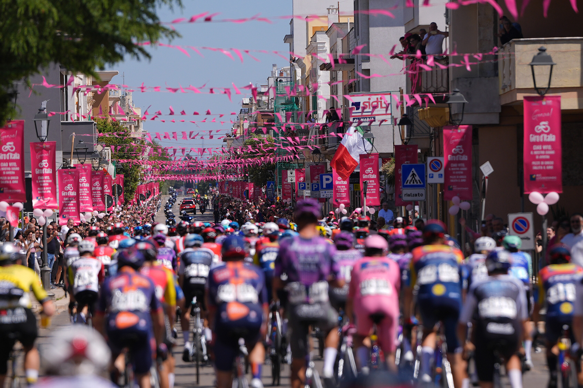 Giro d’Italia 2025: Van Uden vince in volata a Lecce. Pedersen resta maglia rosa anche se coinvolto in due cadute